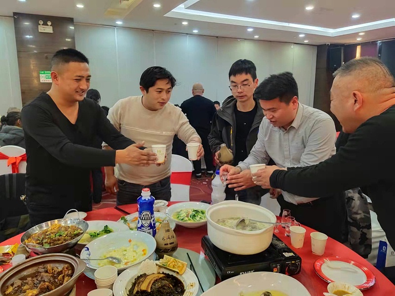 與會來賓，觥籌交錯，一觴一詠